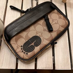 Brand-new logo coach wallet has never been used no tags, great for women/men.